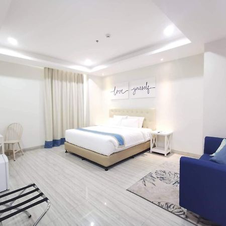 Hampton Suites Davao Bagian luar foto