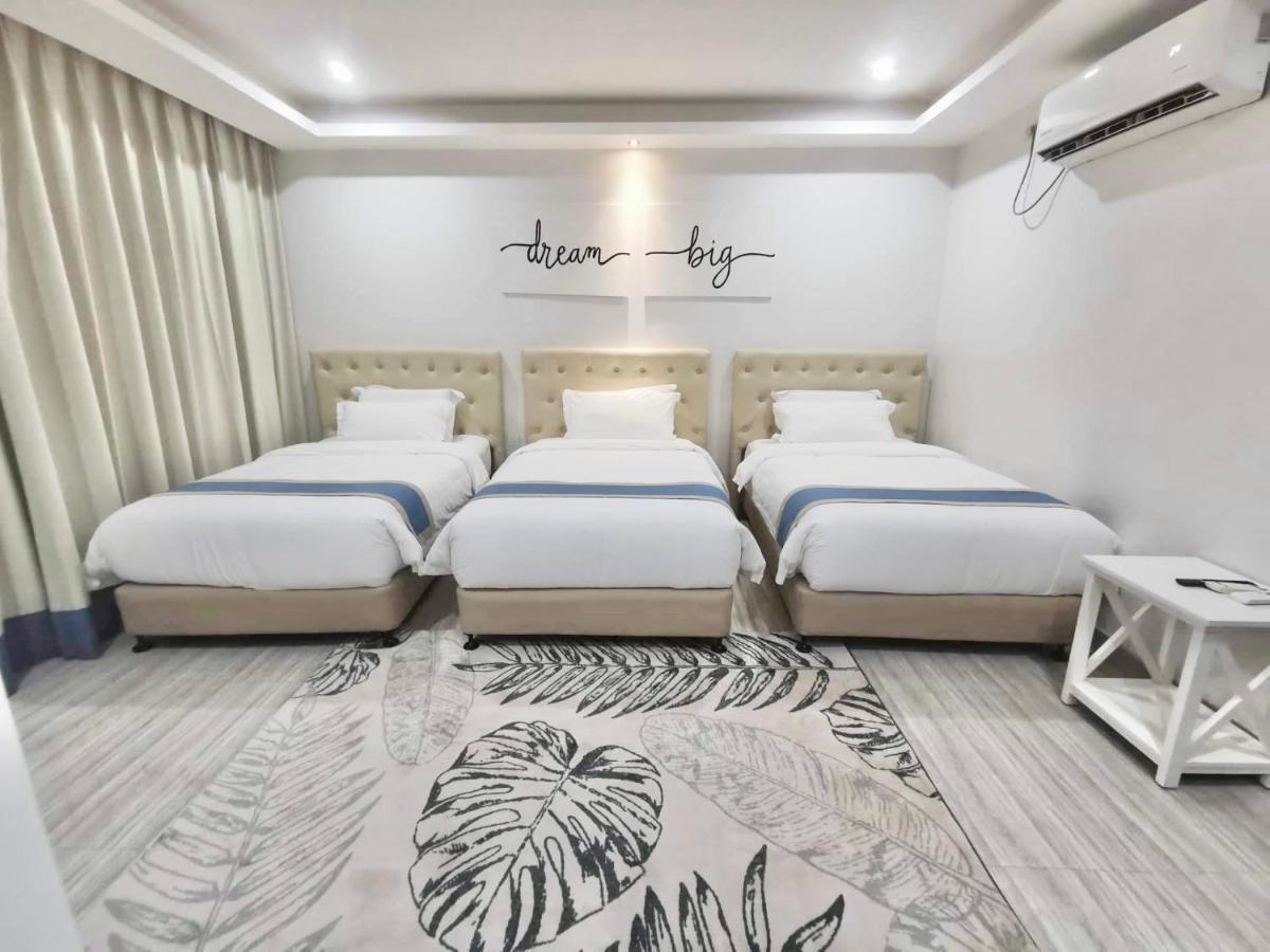 Hampton Suites Davao Bagian luar foto
