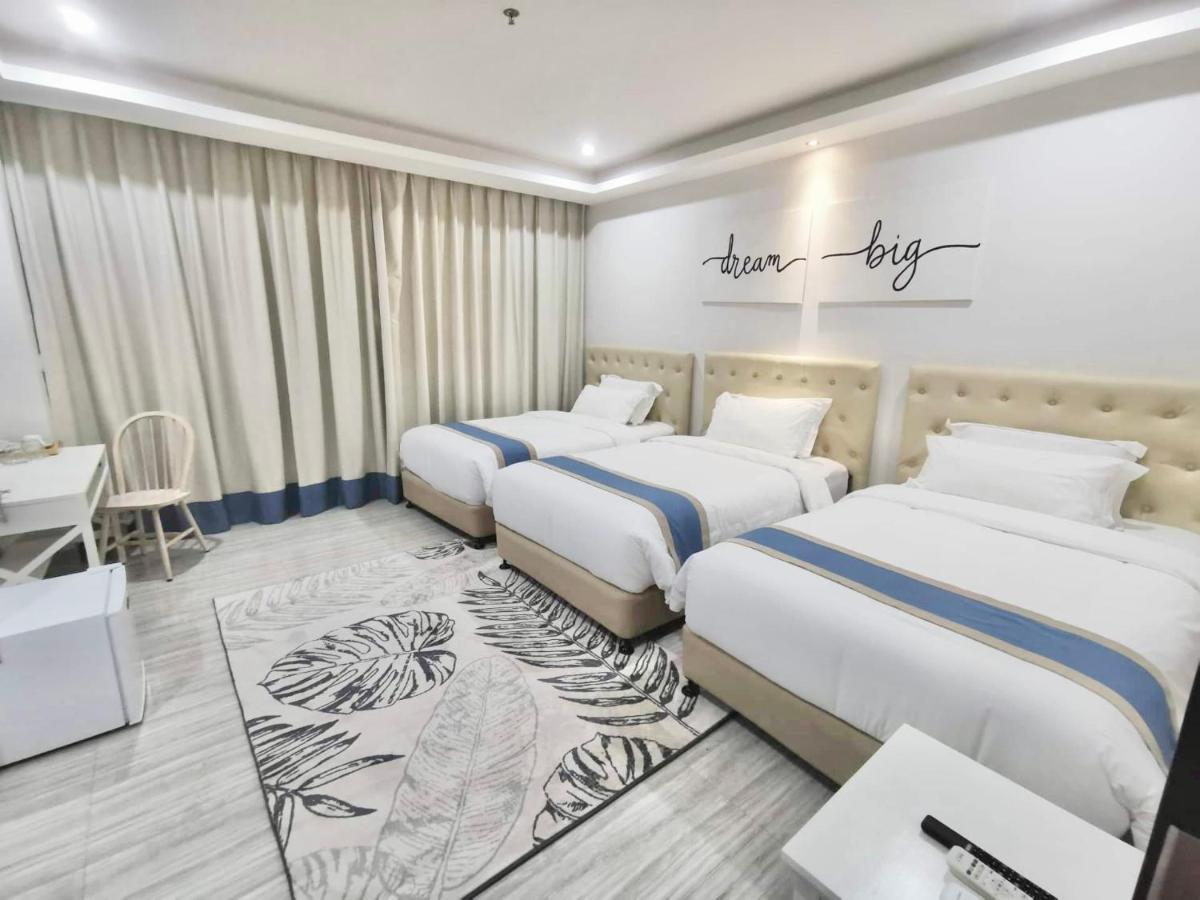Hampton Suites Davao Bagian luar foto
