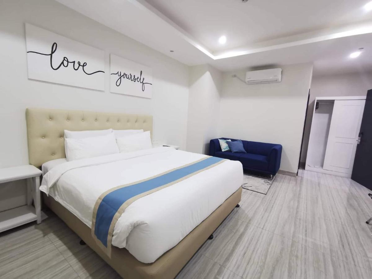 Hampton Suites Davao Bagian luar foto
