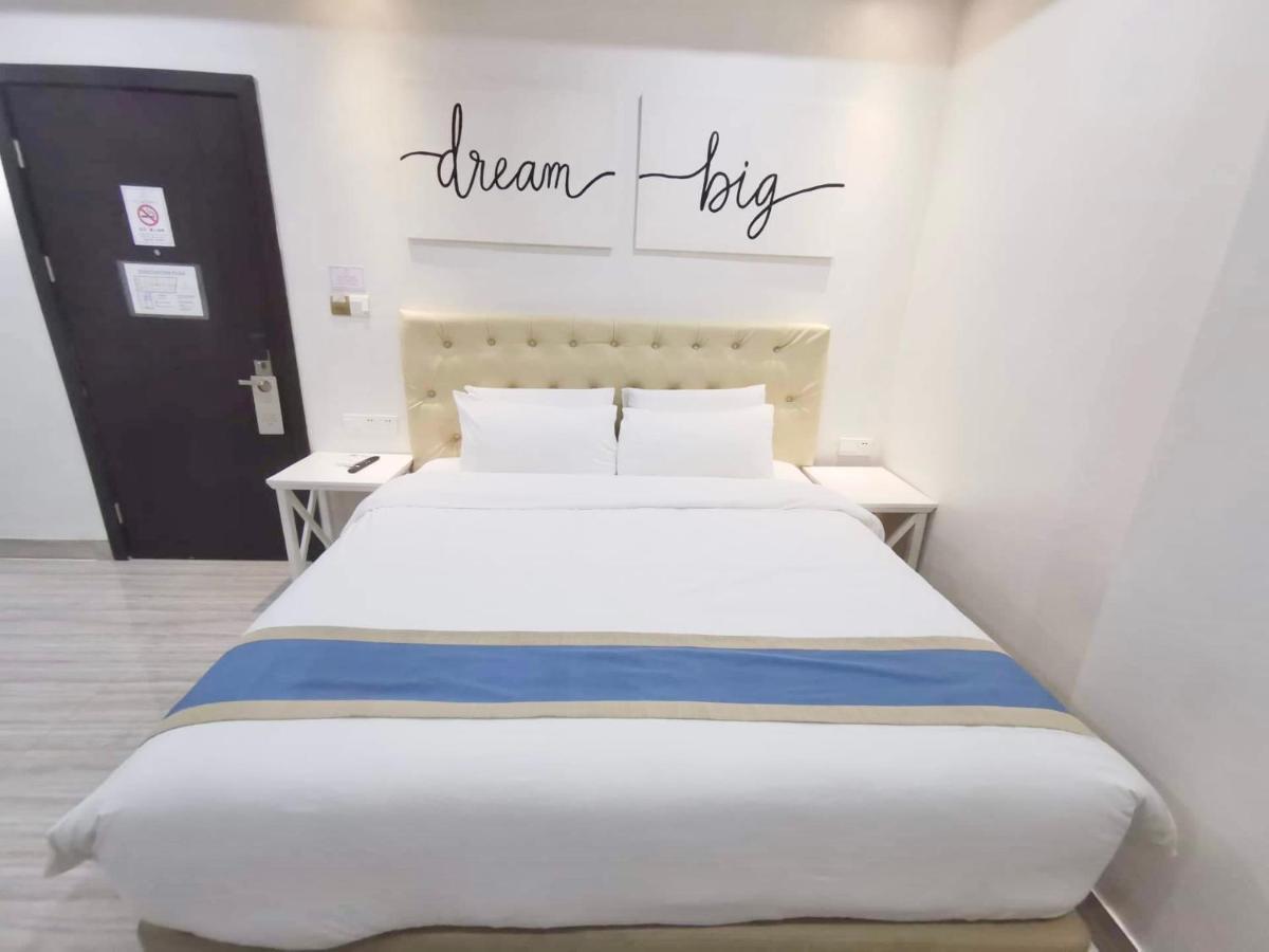 Hampton Suites Davao Bagian luar foto