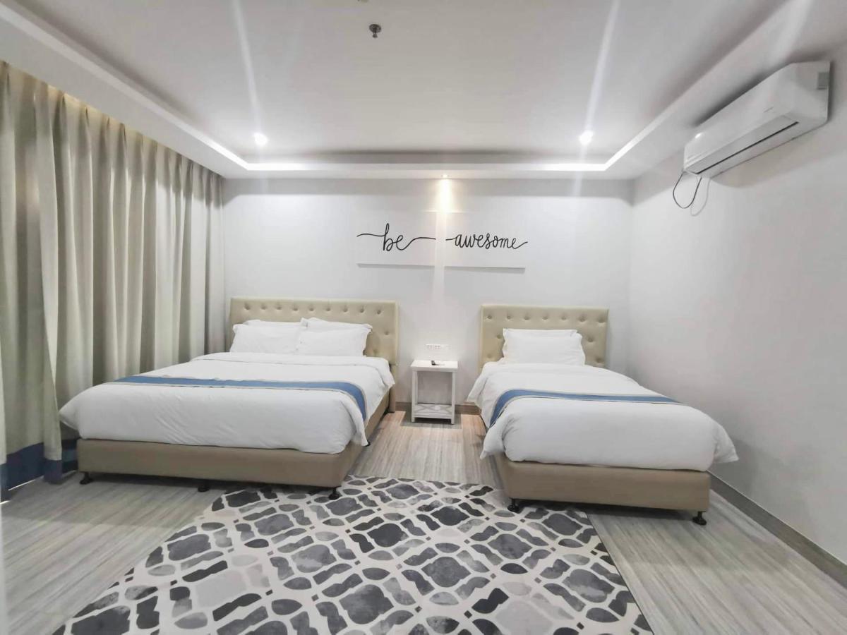 Hampton Suites Davao Bagian luar foto