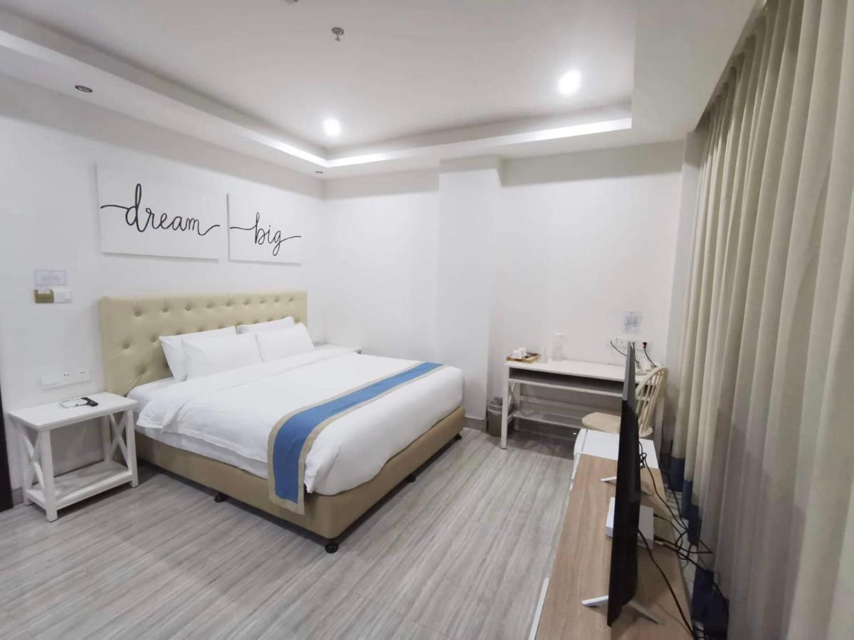 Hampton Suites Davao Bagian luar foto