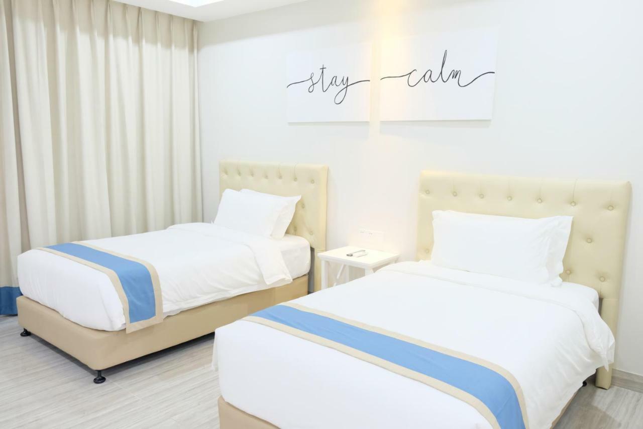 Hampton Suites Davao Bagian luar foto