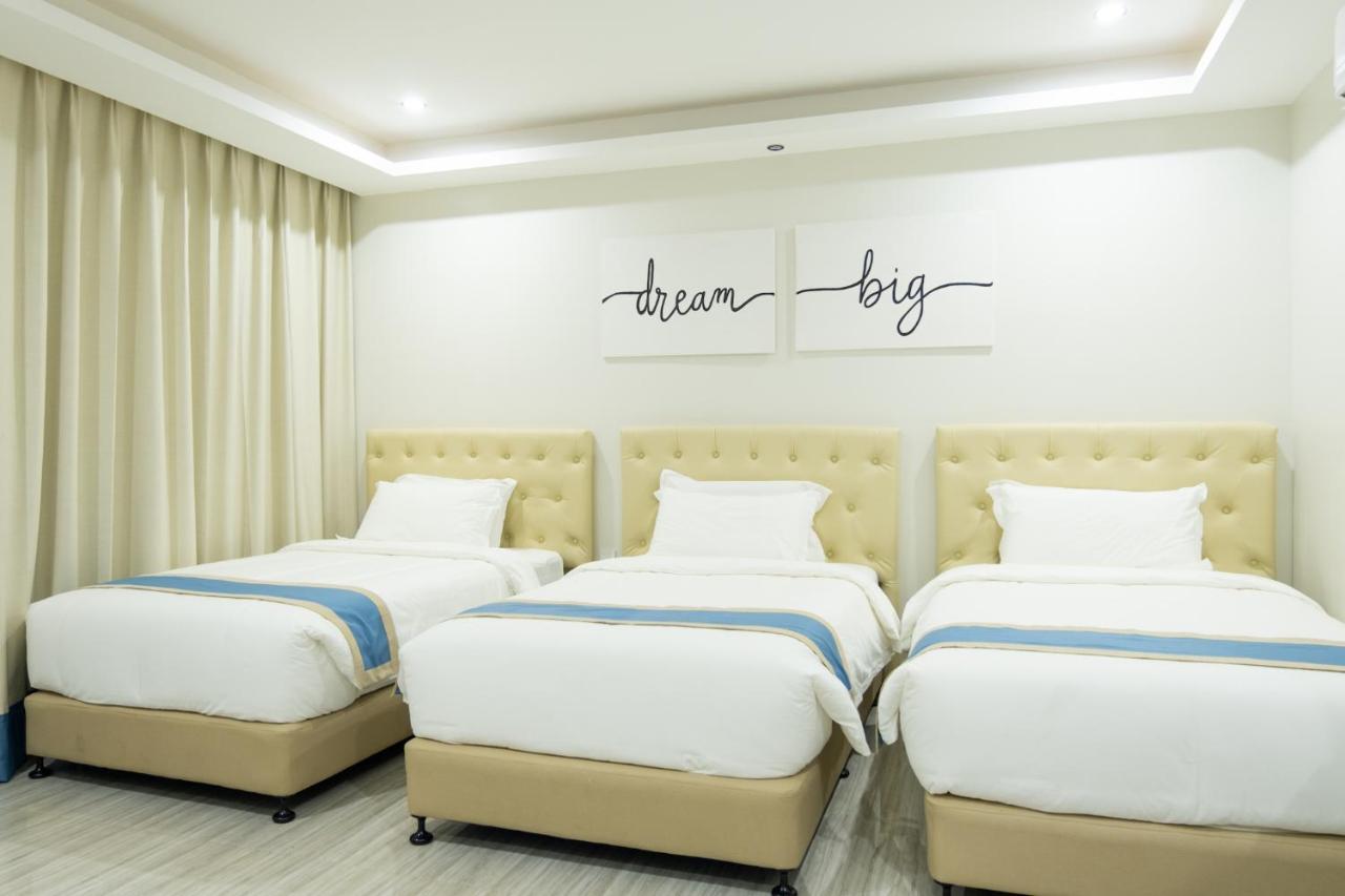 Hampton Suites Davao Bagian luar foto