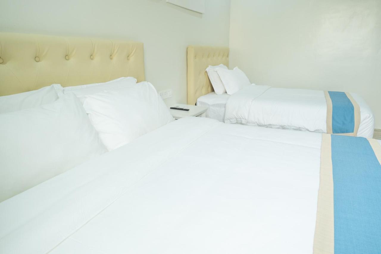 Hampton Suites Davao Bagian luar foto