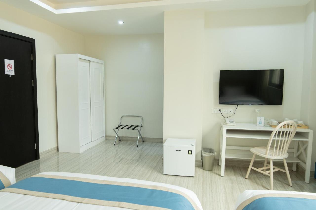 Hampton Suites Davao Bagian luar foto