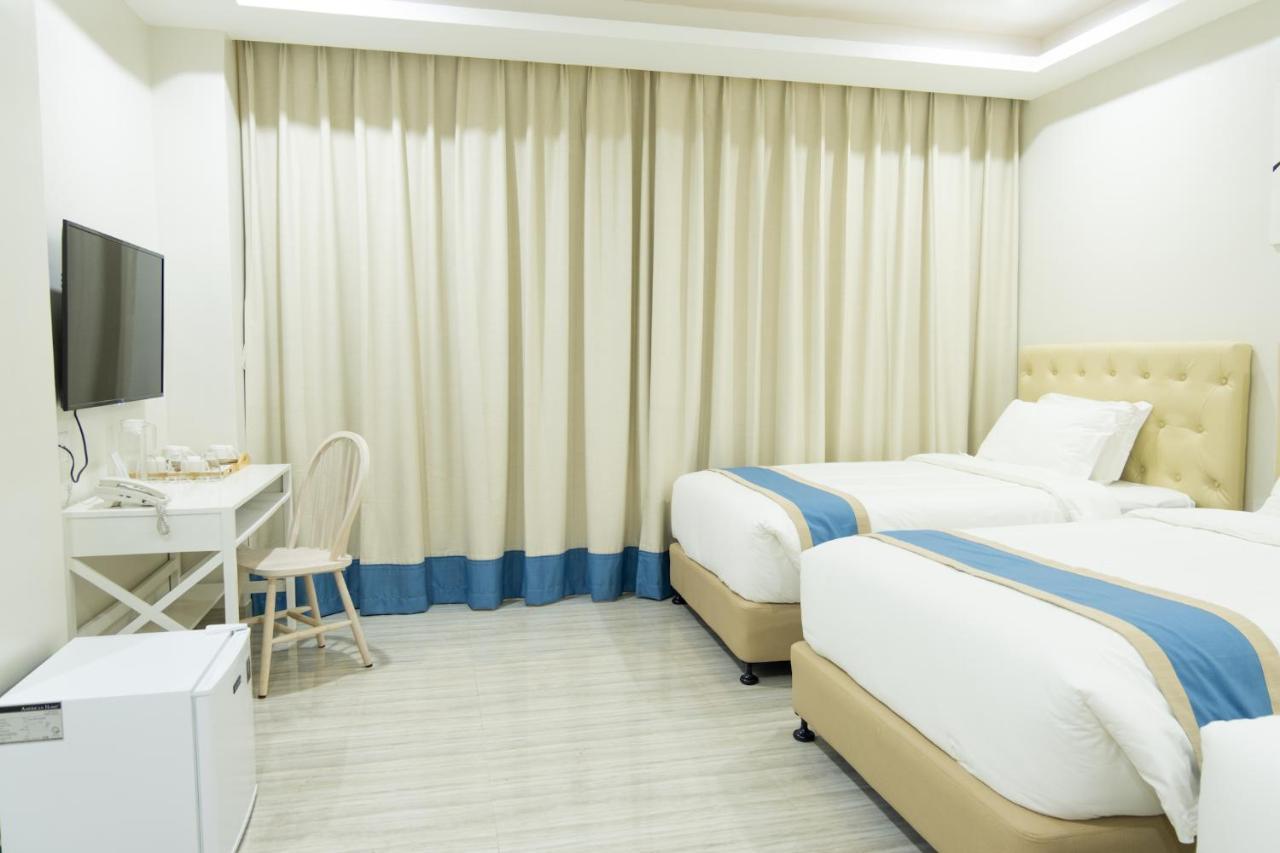 Hampton Suites Davao Bagian luar foto