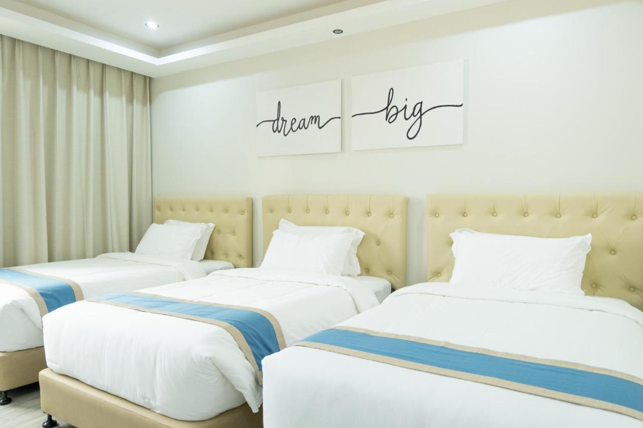 Hampton Suites Davao Bagian luar foto