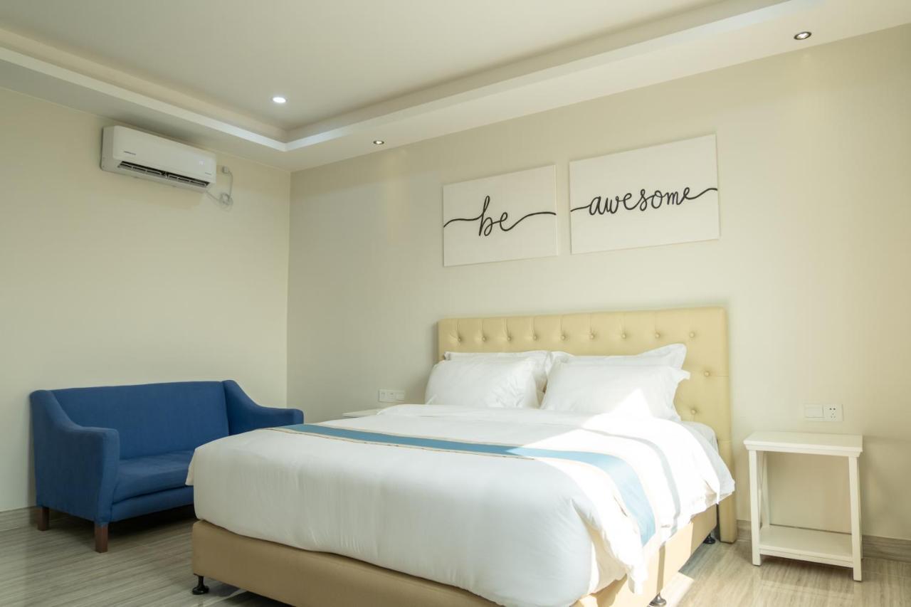 Hampton Suites Davao Bagian luar foto