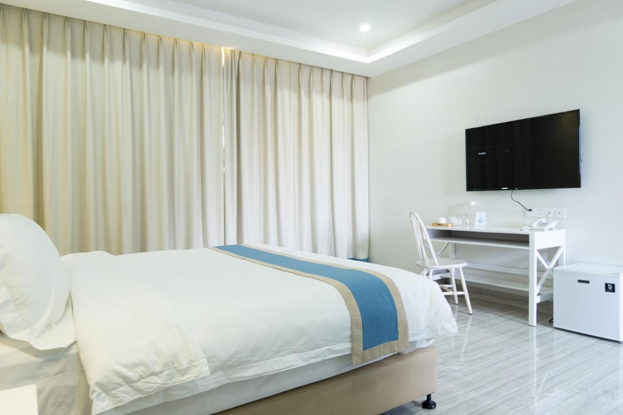 Hampton Suites Davao Bagian luar foto