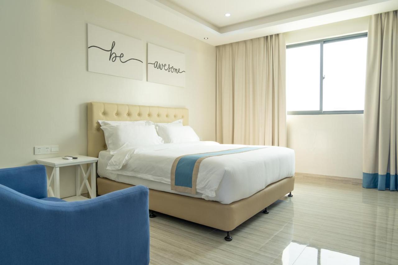 Hampton Suites Davao Bagian luar foto