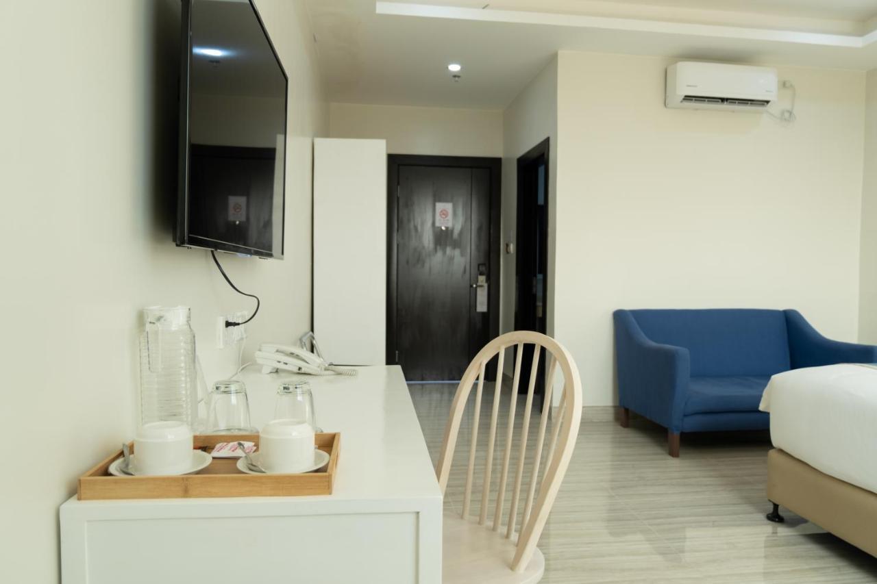 Hampton Suites Davao Bagian luar foto