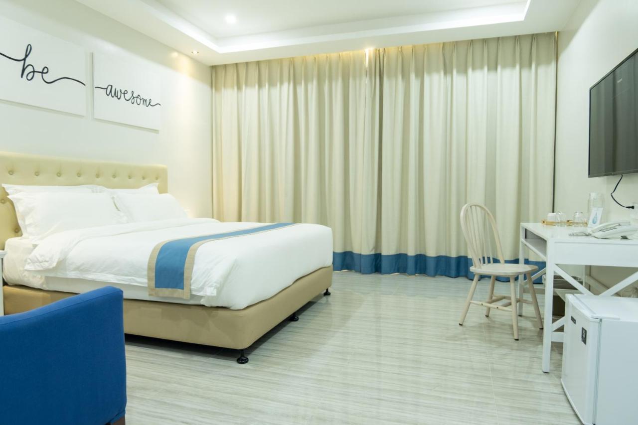 Hampton Suites Davao Bagian luar foto