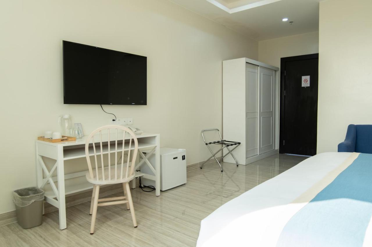 Hampton Suites Davao Bagian luar foto