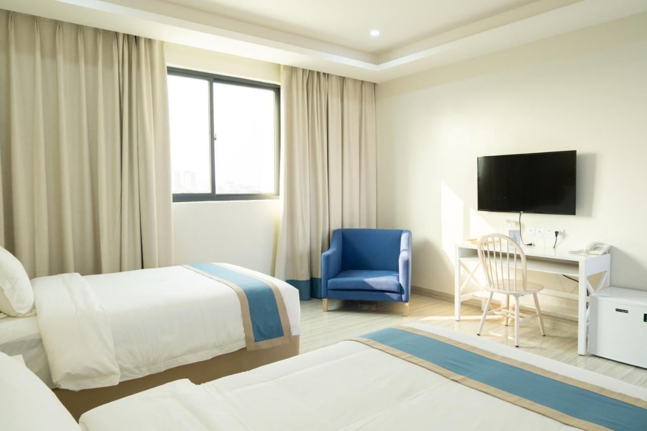 Hampton Suites Davao Bagian luar foto