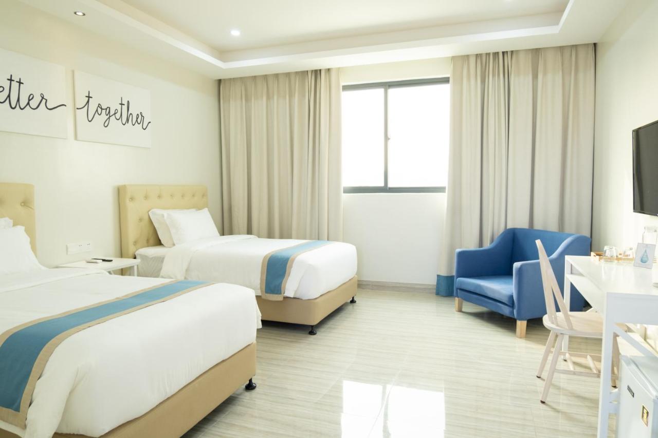 Hampton Suites Davao Bagian luar foto
