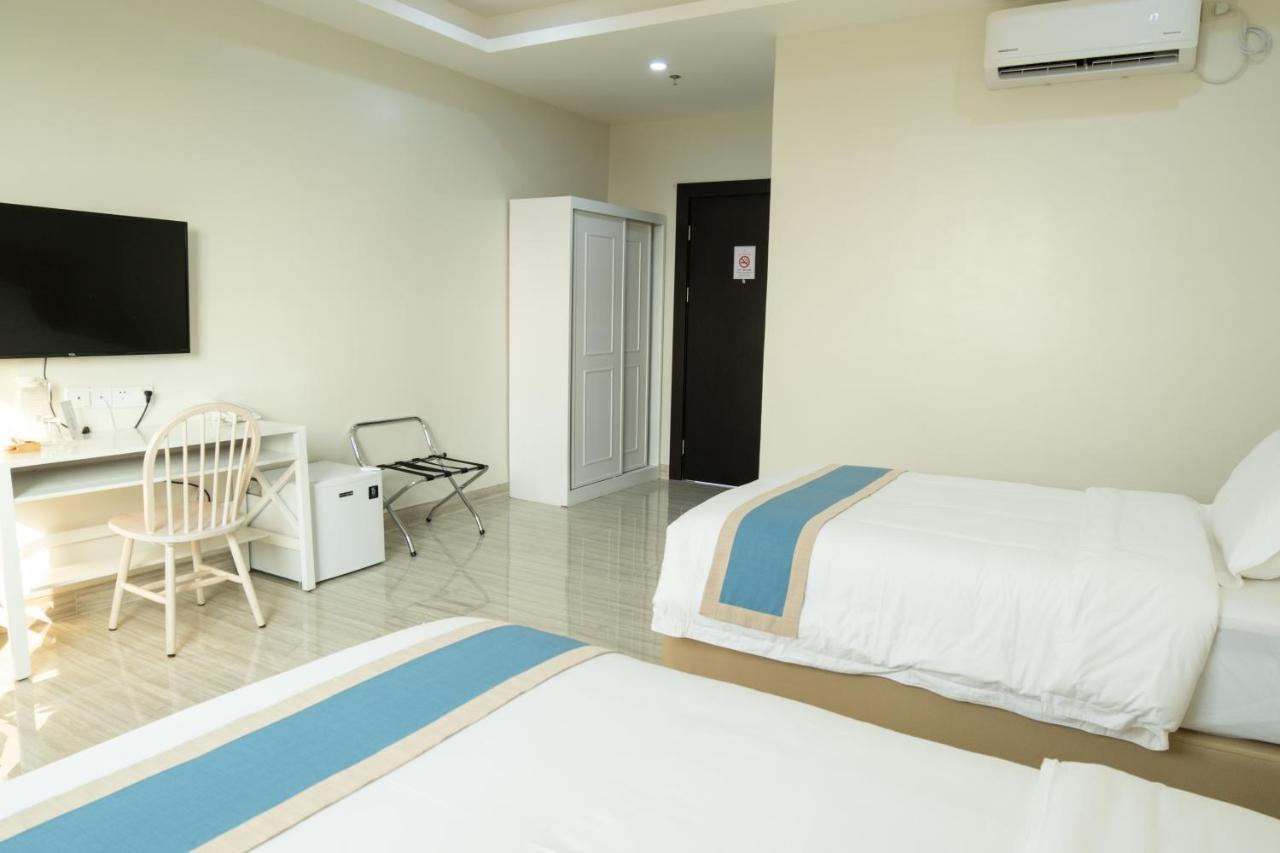 Hampton Suites Davao Bagian luar foto