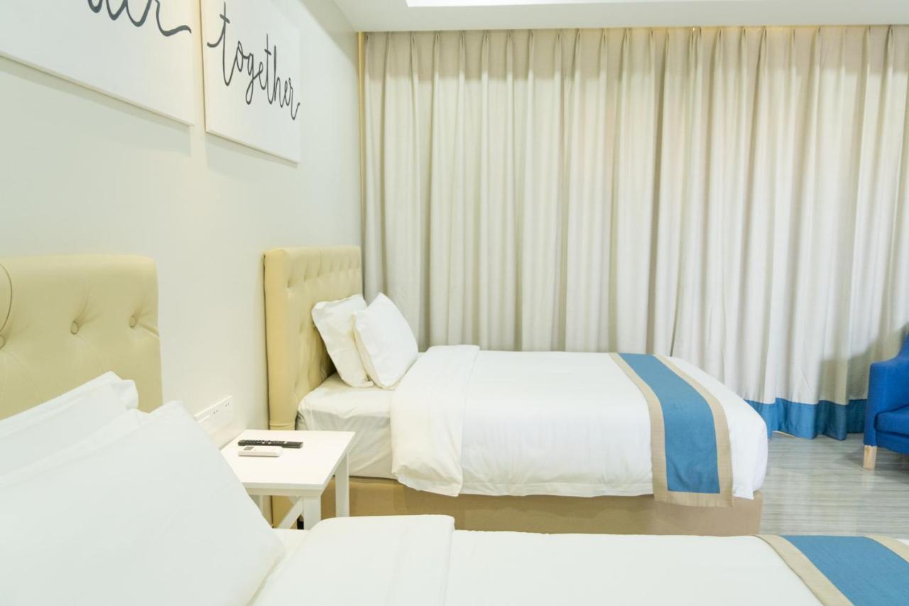 Hampton Suites Davao Bagian luar foto
