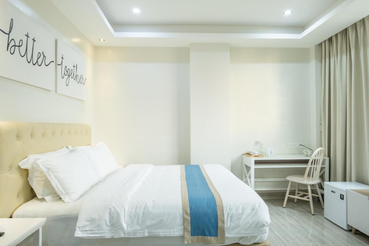 Hampton Suites Davao Bagian luar foto