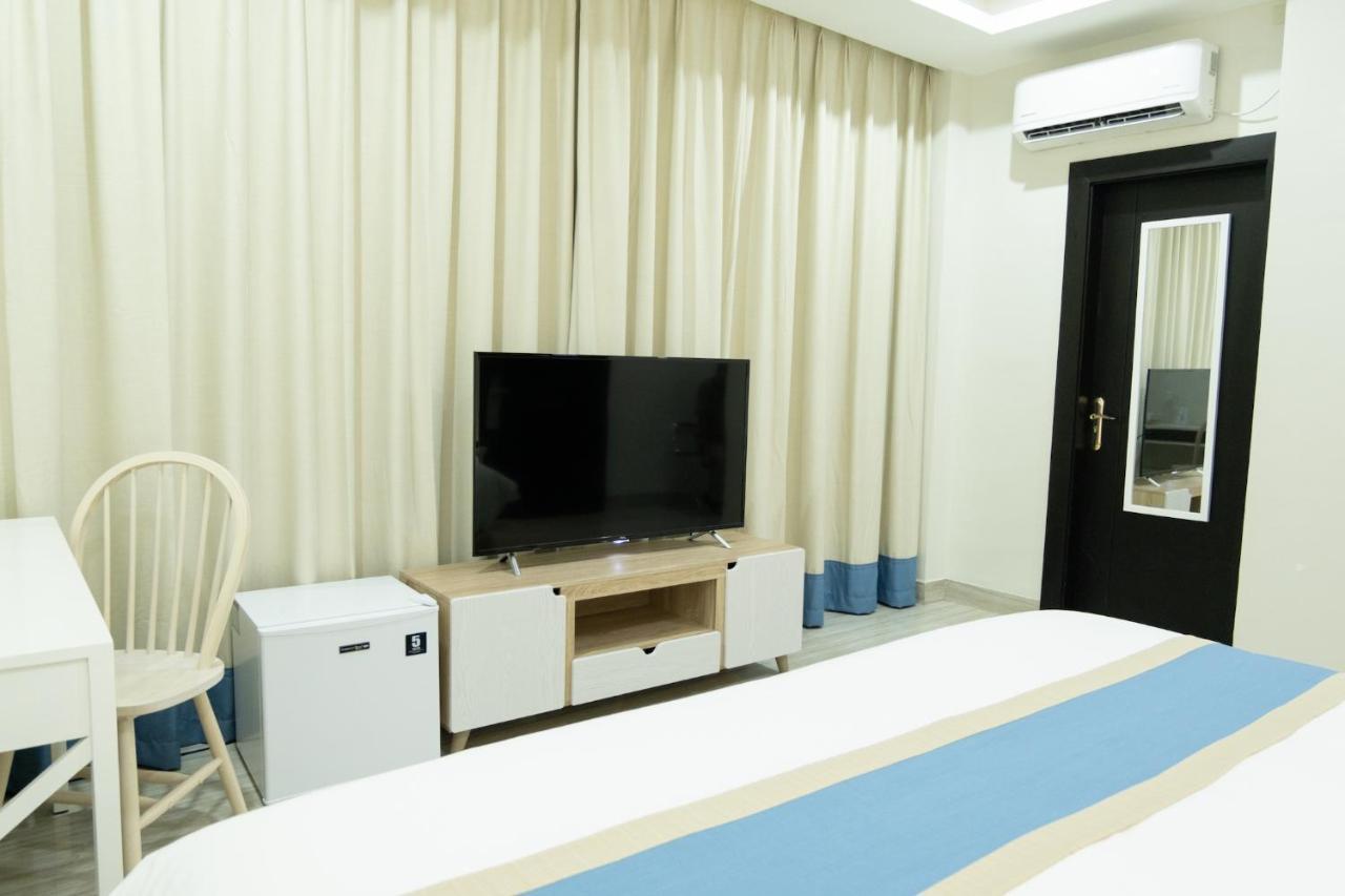 Hampton Suites Davao Bagian luar foto