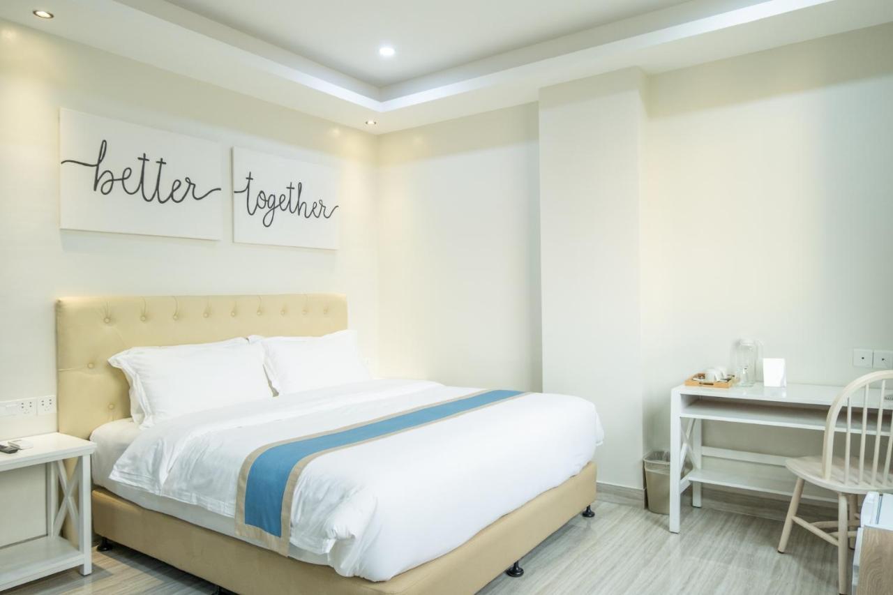 Hampton Suites Davao Bagian luar foto