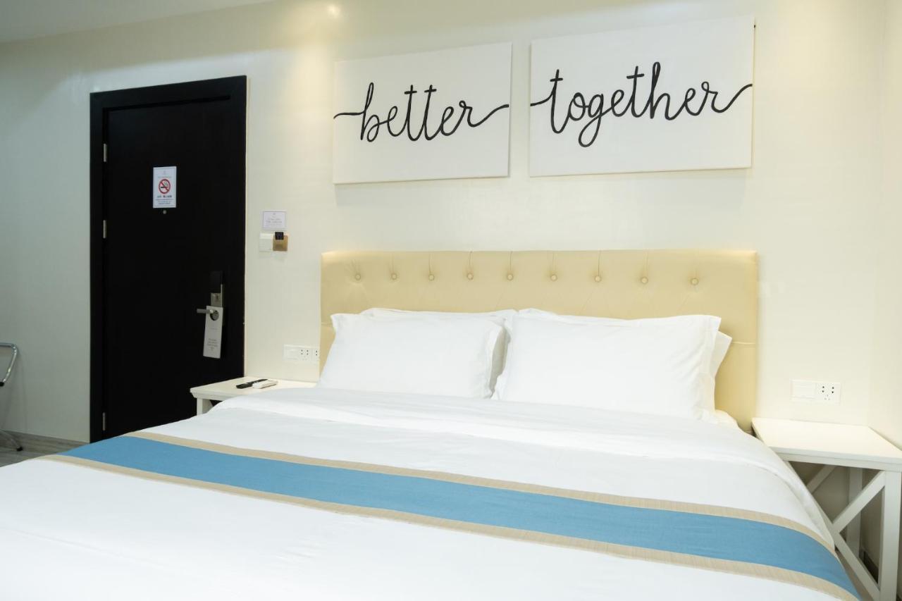 Hampton Suites Davao Bagian luar foto