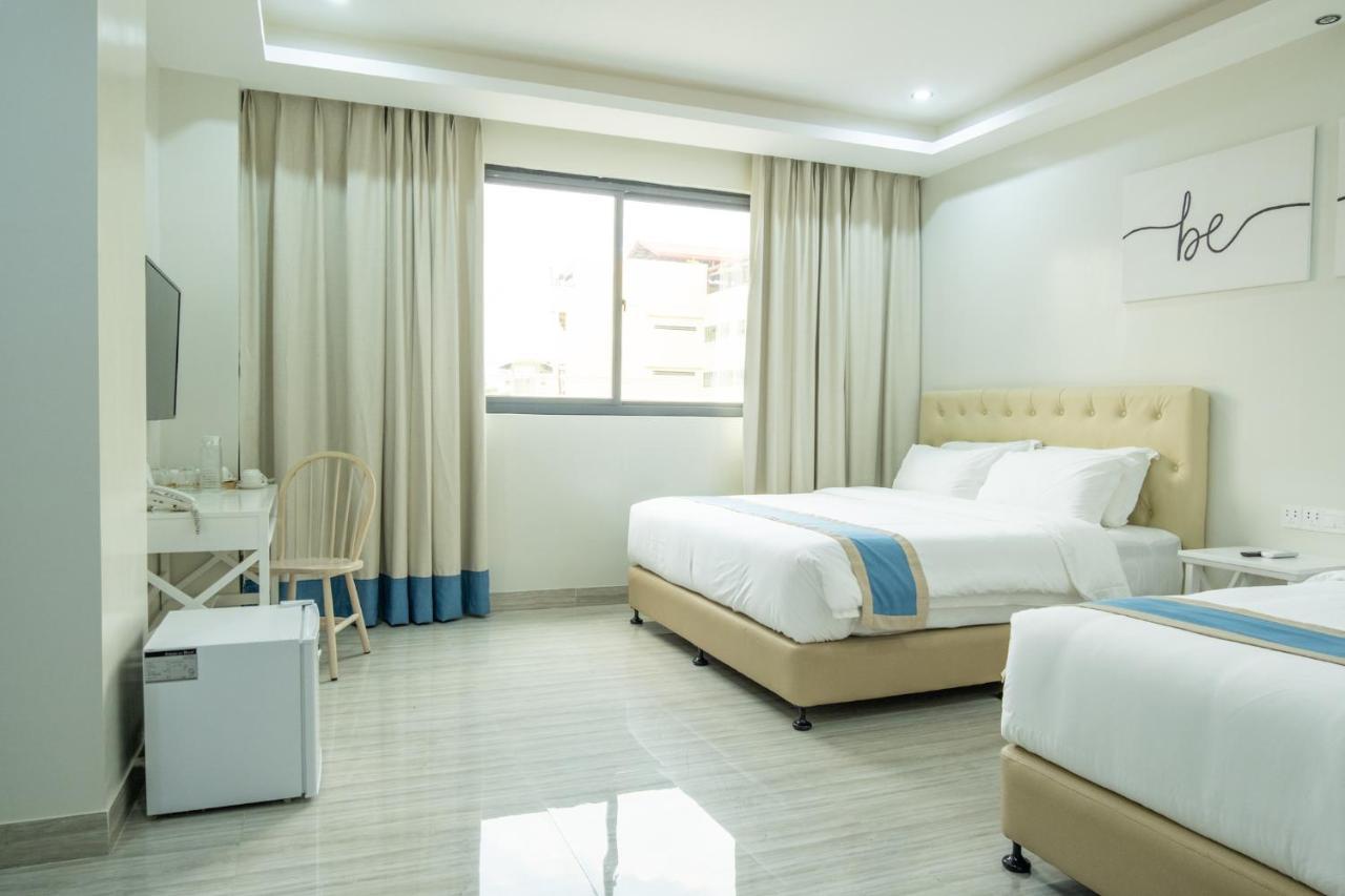Hampton Suites Davao Bagian luar foto
